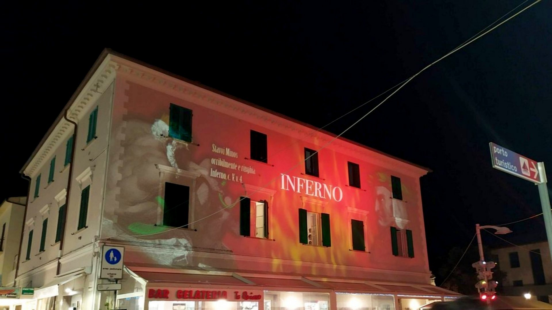 San Vincenzo centro alla sera