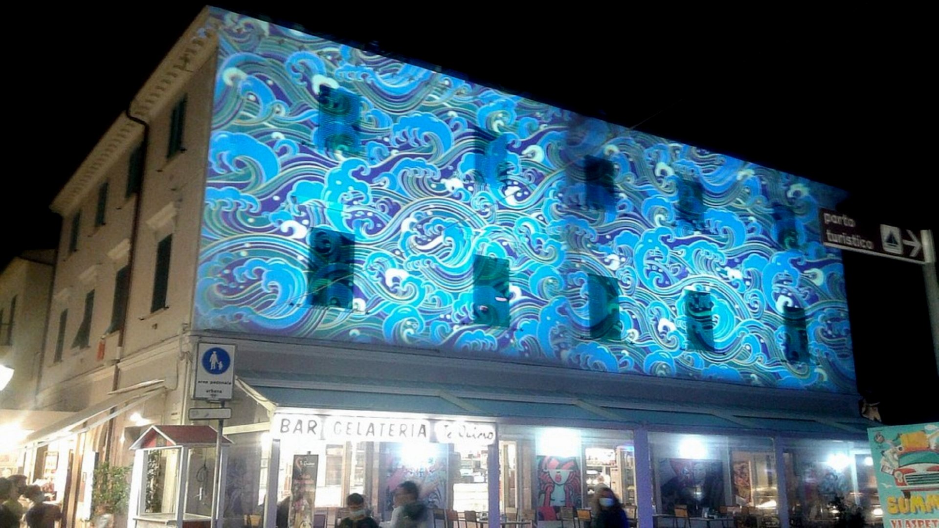 San Vincenzo centro alla sera