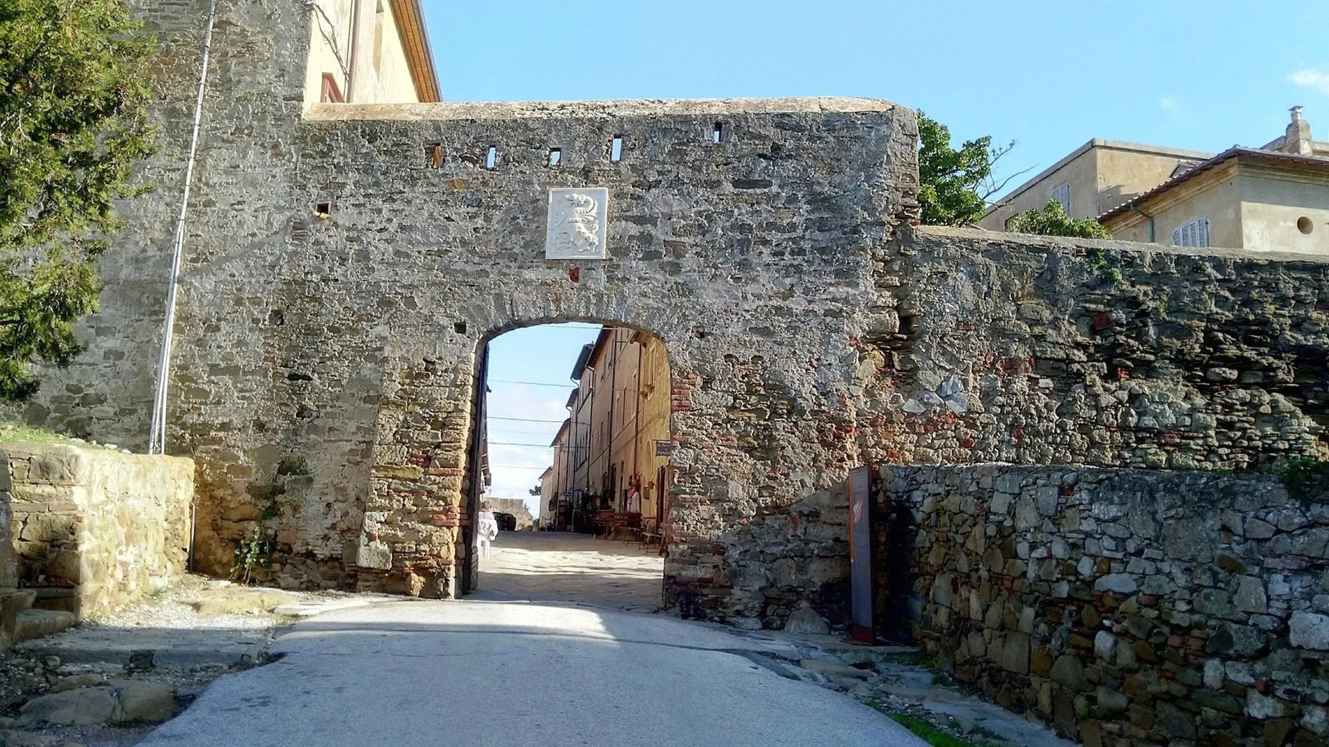 Populonia foto cinta muraria porta ingresso