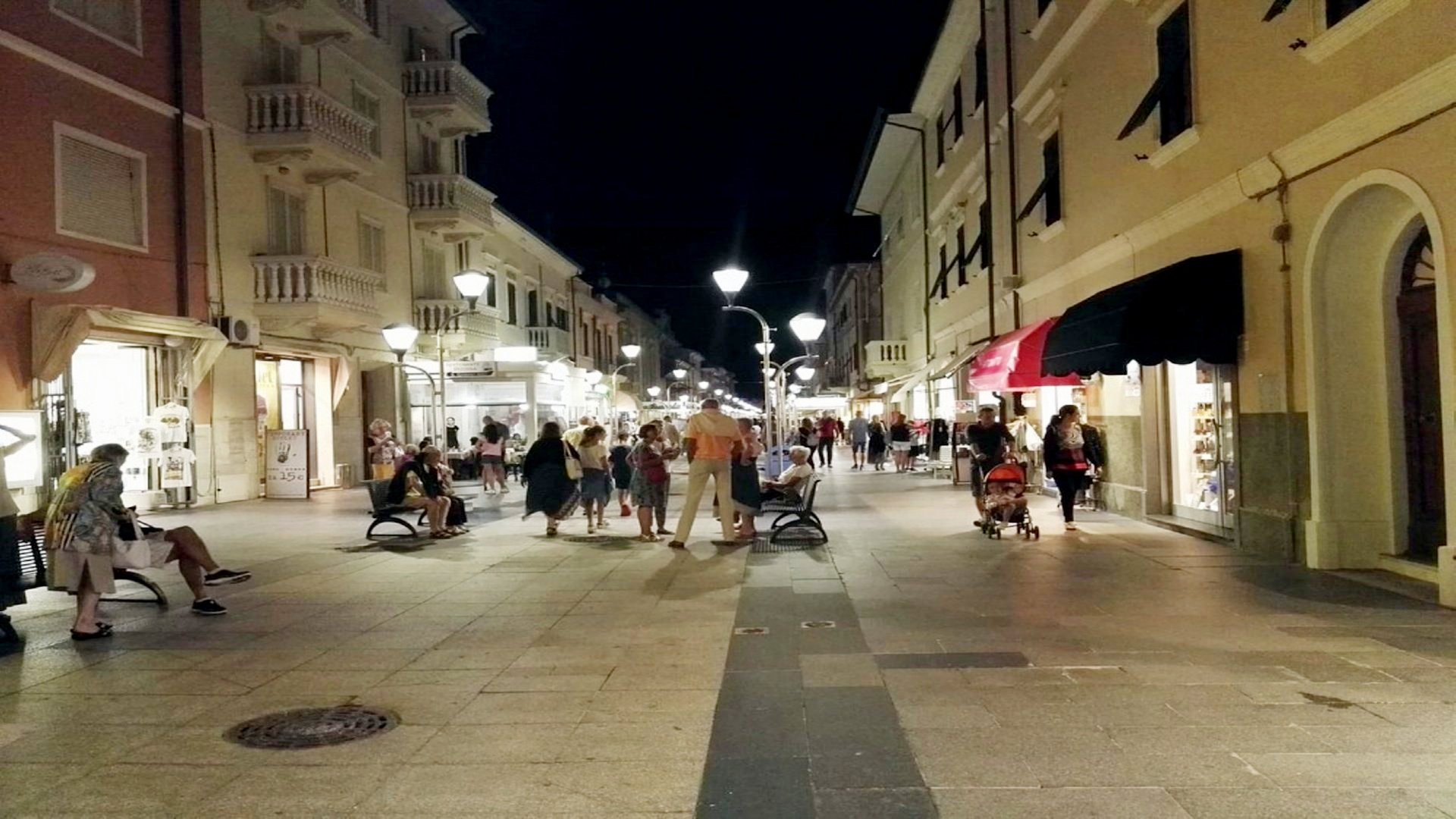 San Vincenzo centro alla sera