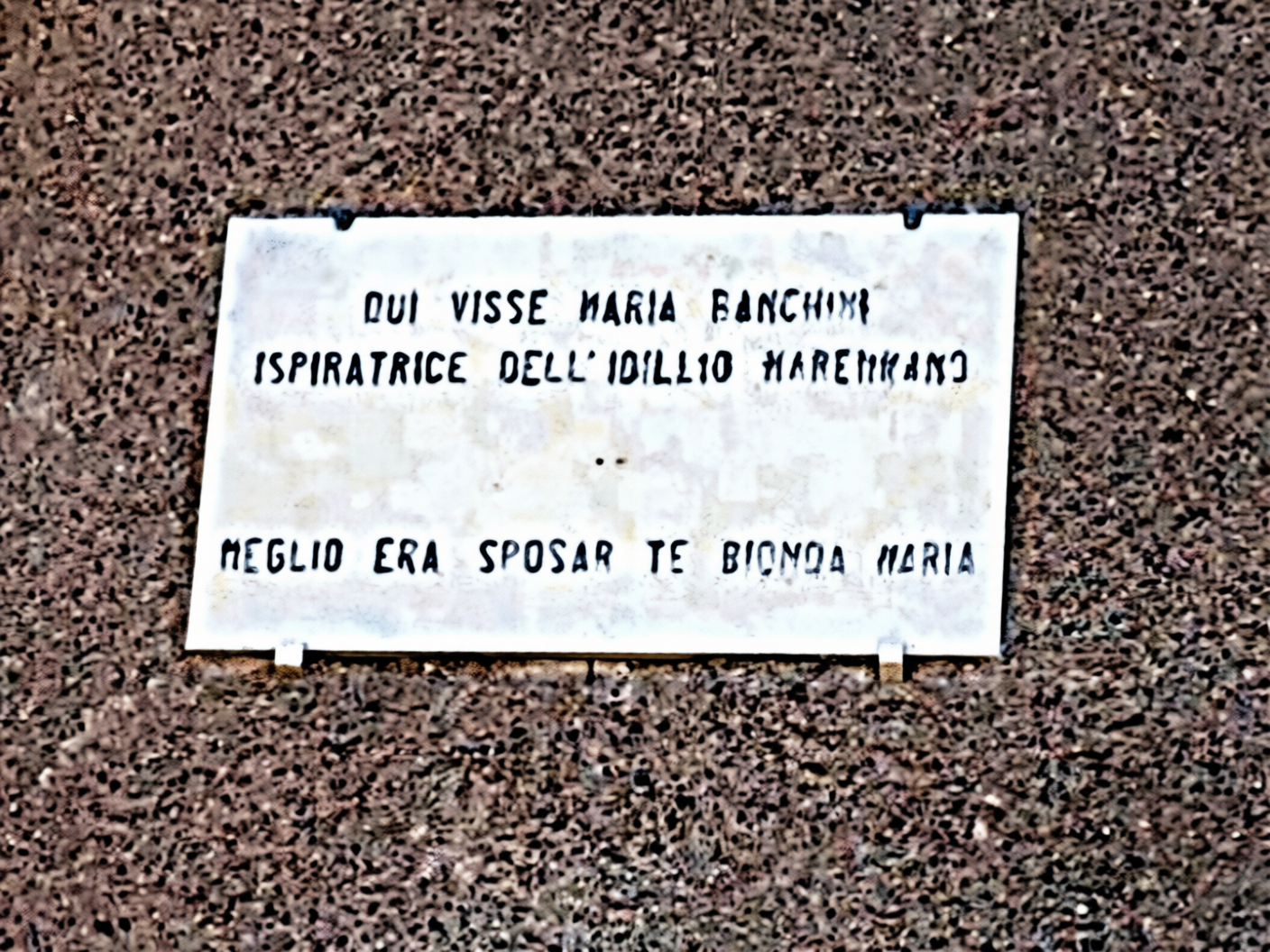 Bolgheri targa dedicata alla memoria  di Giosuè Carducci e la Bionda Maria