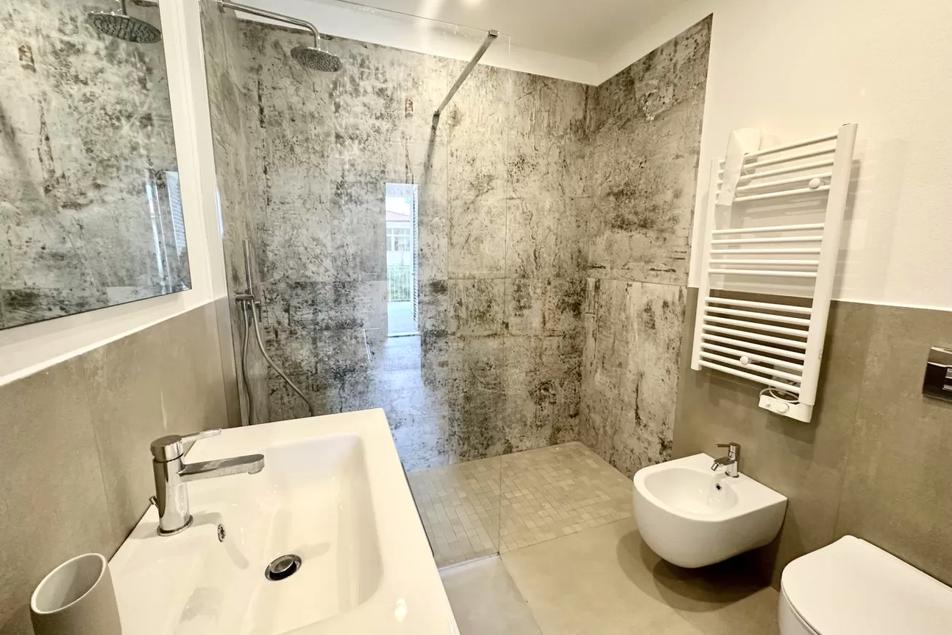 foto del bagno appartamento elicriso villa ari san vincenzo